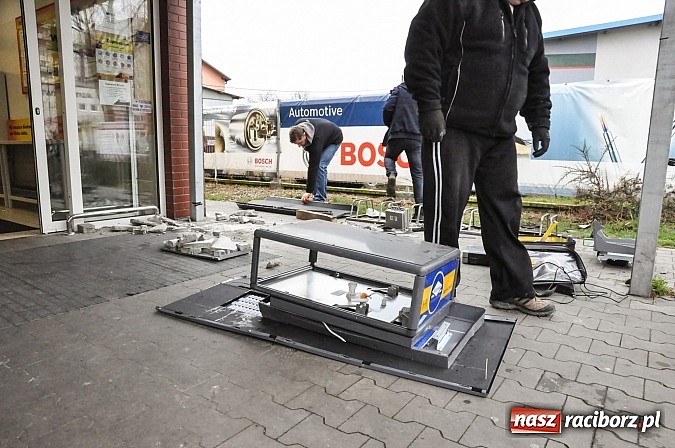 Zdjęcie w galerii na portalu naszraciborz.pl: Nieznani sprawcy zdetonowali ładunek wybuchowy w bankomacie przy Biedronce na Opawskiej i skradli gotówkę wiadomości z regionu