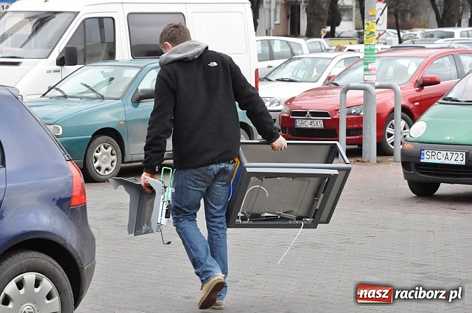 Zdjęcie w galerii na portalu naszraciborz.pl: Nieznani sprawcy zdetonowali ładunek wybuchowy w bankomacie przy Biedronce na Opawskiej i skradli gotówkę wiadomości z regionu