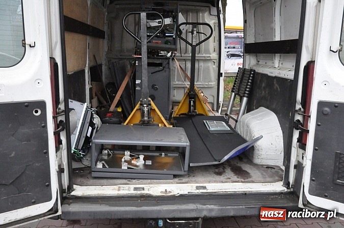 Zdjęcie w galerii na portalu naszraciborz.pl: Nieznani sprawcy zdetonowali ładunek wybuchowy w bankomacie przy Biedronce na Opawskiej i skradli gotówkę wiadomości z regionu