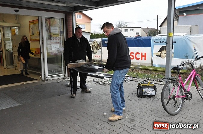 Zdjęcie w galerii na portalu naszraciborz.pl: Nieznani sprawcy zdetonowali ładunek wybuchowy w bankomacie przy Biedronce na Opawskiej i skradli gotówkę wiadomości z regionu