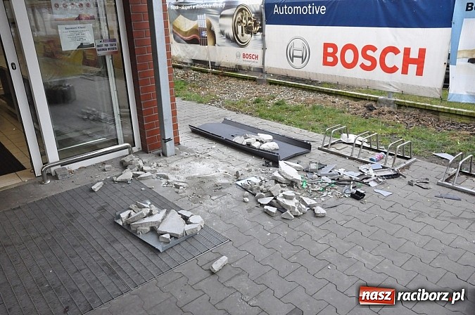 Zdjęcie w galerii na portalu naszraciborz.pl: Nieznani sprawcy zdetonowali ładunek wybuchowy w bankomacie przy Biedronce na Opawskiej i skradli gotówkę wiadomości z regionu