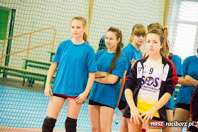 Zdjęcie w galerii na portalu naszraciborz.pl: IX Turniej Piłki Siatkowej Młodziczek o Puchar Starosty Raciborskiego wiadomości z regionu