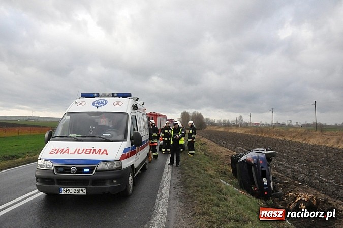 Zdjęcie w galerii na portalu naszraciborz.pl: Na DK 45 za Roszkowem dachował fiat bravo. Jedna osoba ranna wiadomości z regionu