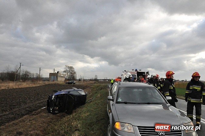 Zdjęcie w galerii na portalu naszraciborz.pl: Na DK 45 za Roszkowem dachował fiat bravo. Jedna osoba ranna wiadomości z regionu