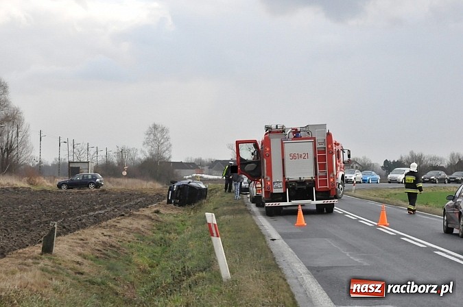 Zdjęcie w galerii na portalu naszraciborz.pl: Na DK 45 za Roszkowem dachował fiat bravo. Jedna osoba ranna wiadomości z regionu
