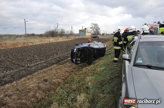 Zdjęcie w galerii na portalu naszraciborz.pl: Na DK 45 za Roszkowem dachował fiat bravo. Jedna osoba ranna wiadomości z regionu
