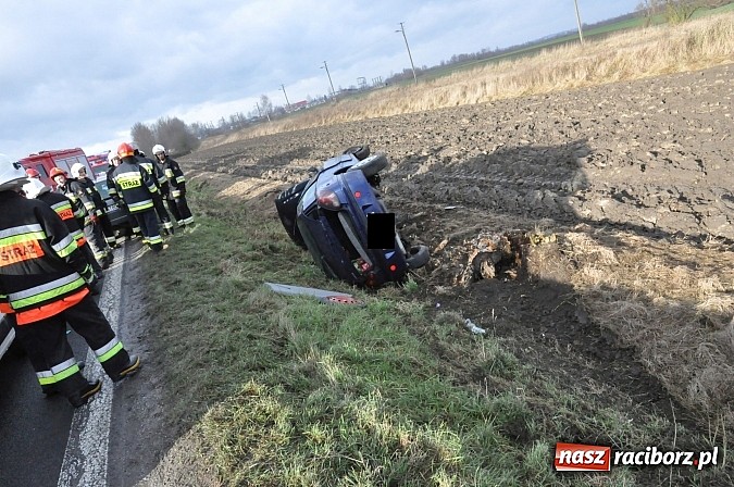Zdjęcie w galerii na portalu naszraciborz.pl: Na DK 45 za Roszkowem dachował fiat bravo. Jedna osoba ranna wiadomości z regionu