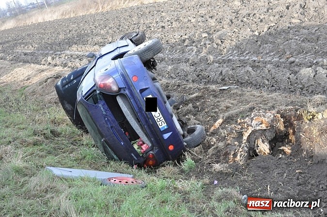 Zdjęcie w galerii na portalu naszraciborz.pl: Na DK 45 za Roszkowem dachował fiat bravo. Jedna osoba ranna wiadomości z regionu