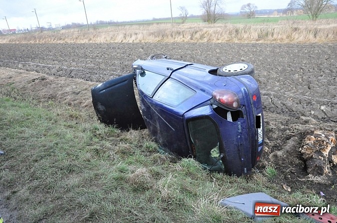 Zdjęcie w galerii na portalu naszraciborz.pl: Na DK 45 za Roszkowem dachował fiat bravo. Jedna osoba ranna wiadomości z regionu