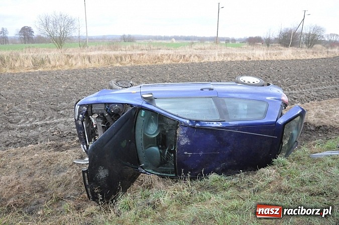 Zdjęcie w galerii na portalu naszraciborz.pl: Na DK 45 za Roszkowem dachował fiat bravo. Jedna osoba ranna wiadomości z regionu