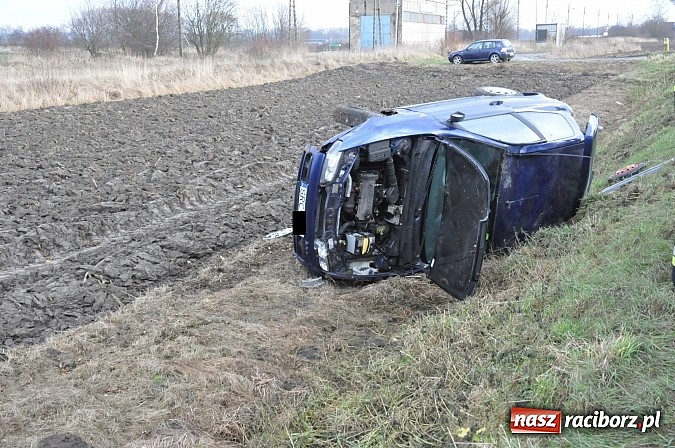 Zdjęcie w galerii na portalu naszraciborz.pl: Na DK 45 za Roszkowem dachował fiat bravo. Jedna osoba ranna wiadomości z regionu