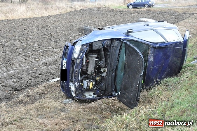 Zdjęcie w galerii na portalu naszraciborz.pl: Na DK 45 za Roszkowem dachował fiat bravo. Jedna osoba ranna wiadomości z regionu