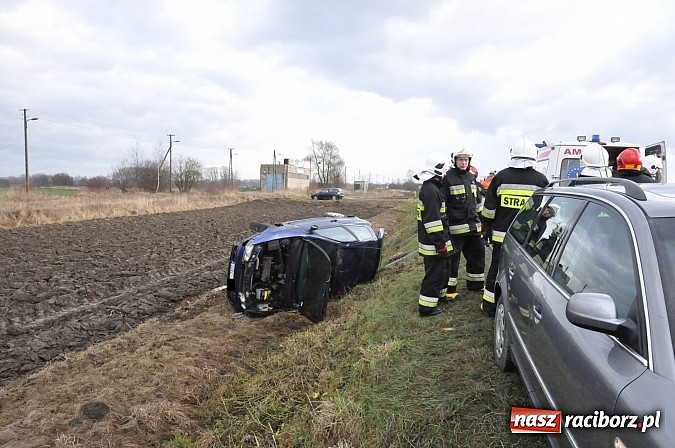 Zdjęcie w galerii na portalu naszraciborz.pl: Na DK 45 za Roszkowem dachował fiat bravo. Jedna osoba ranna wiadomości z regionu