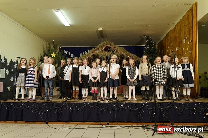 Zdjęcie w galerii na portalu naszraciborz.pl: Pokoleniowe kolędowanie w osiemnastce  wiadomości z regionu