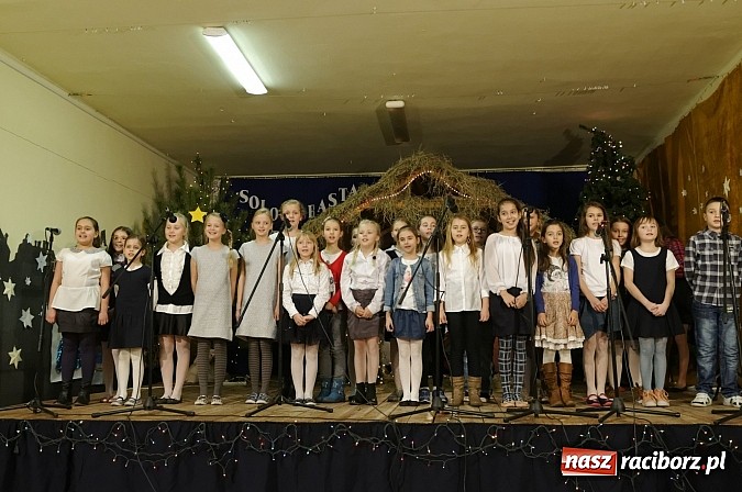 Zdjęcie w galerii na portalu naszraciborz.pl: Pokoleniowe kolędowanie w osiemnastce  wiadomości z regionu