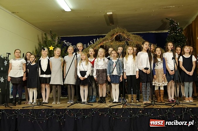 Zdjęcie w galerii na portalu naszraciborz.pl: Pokoleniowe kolędowanie w osiemnastce  wiadomości z regionu