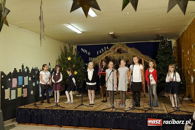 Zdjęcie w galerii na portalu naszraciborz.pl: Pokoleniowe kolędowanie w osiemnastce  wiadomości z regionu