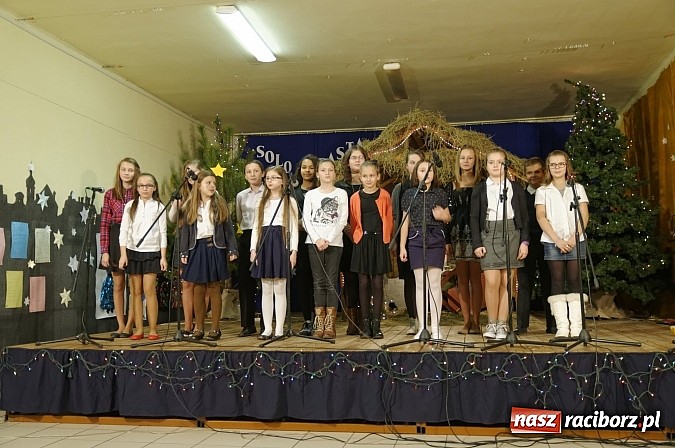 Zdjęcie w galerii na portalu naszraciborz.pl: Pokoleniowe kolędowanie w osiemnastce  wiadomości z regionu
