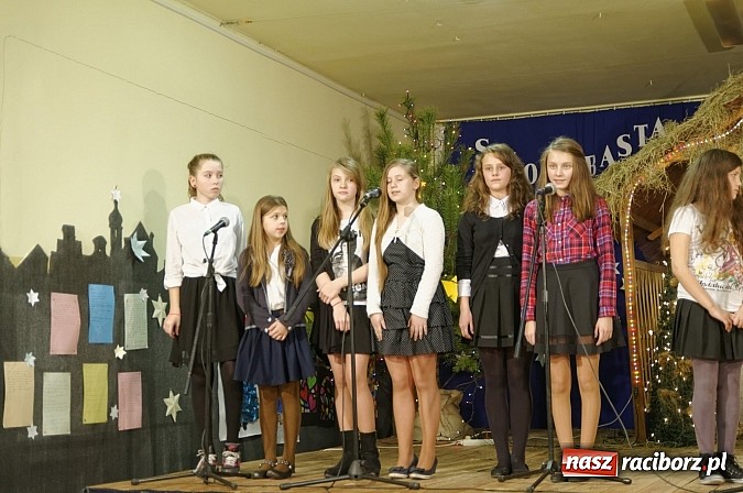 Zdjęcie w galerii na portalu naszraciborz.pl: Pokoleniowe kolędowanie w osiemnastce  wiadomości z regionu