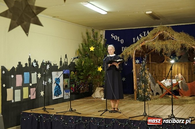 Zdjęcie w galerii na portalu naszraciborz.pl: Pokoleniowe kolędowanie w osiemnastce  wiadomości z regionu