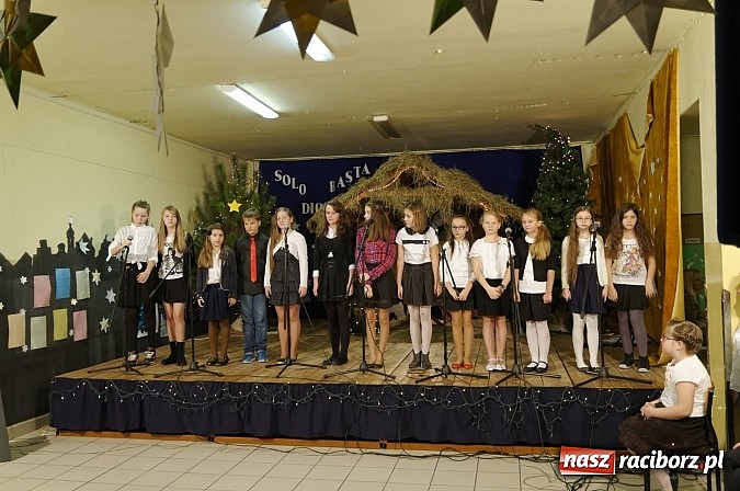 Zdjęcie w galerii na portalu naszraciborz.pl: Pokoleniowe kolędowanie w osiemnastce  wiadomości z regionu