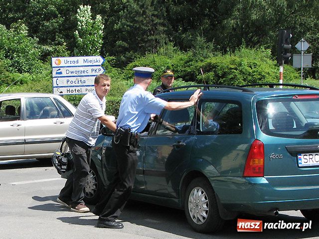 Zdjęcie w galerii na portalu naszraciborz.pl: KRAKSA przy raciborskim SĄDZIE wiadomości z regionu