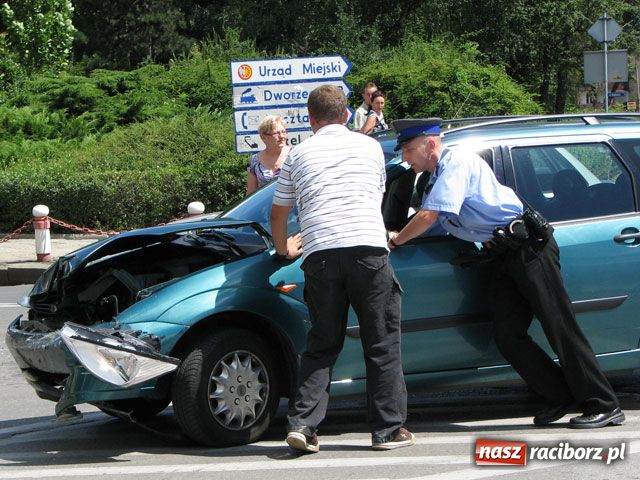 Zdjęcie w galerii na portalu naszraciborz.pl: KRAKSA przy raciborskim SĄDZIE wiadomości z regionu