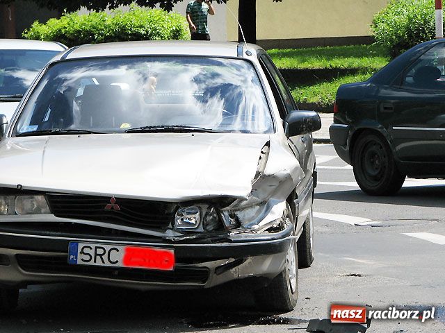 Zdjęcie w galerii na portalu naszraciborz.pl: KRAKSA przy raciborskim SĄDZIE wiadomości z regionu