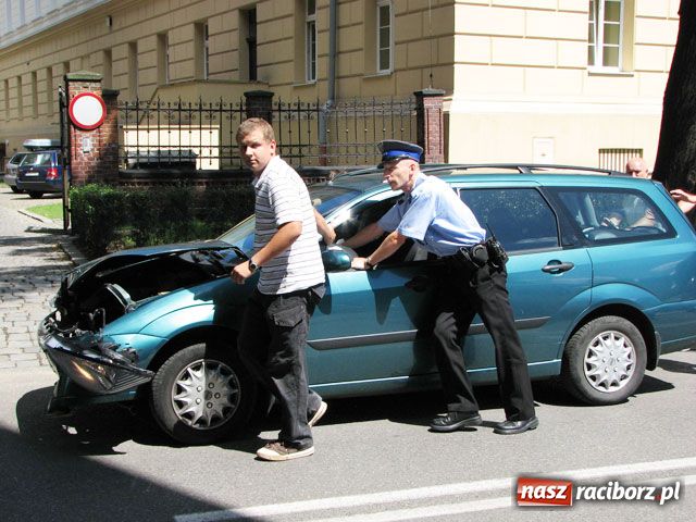 Zdjęcie w galerii na portalu naszraciborz.pl: KRAKSA przy raciborskim SĄDZIE wiadomości z regionu
