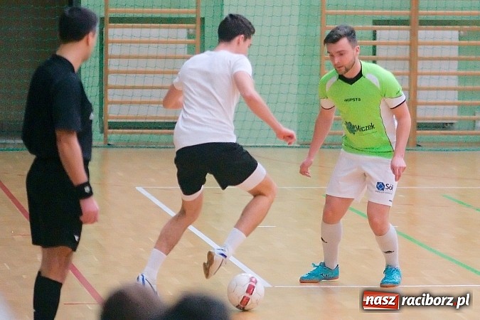 Zdjęcie w galerii na portalu naszraciborz.pl: HLPN: Nerwowo i czerwono w I lidze. Tritle lepsze w hicie kolejki wiadomości z regionu