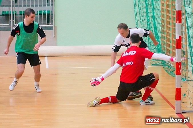 Zdjęcie w galerii na portalu naszraciborz.pl: HLPN: Nerwowo i czerwono w I lidze. Tritle lepsze w hicie kolejki wiadomości z regionu