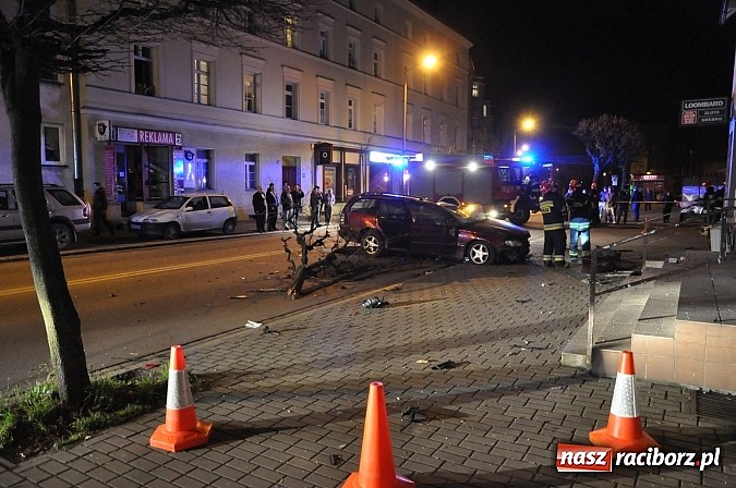 Zdjęcie w galerii na portalu naszraciborz.pl: Kierowca opla omegi uderzył w budynek na Opawskiej i zbiegł. Policja już go zatrzymała! wiadomości z regionu