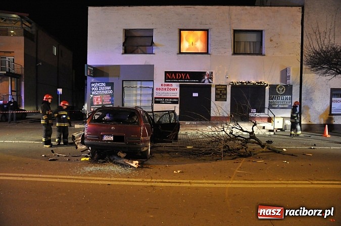 Zdjęcie w galerii na portalu naszraciborz.pl: Kierowca opla omegi uderzył w budynek na Opawskiej i zbiegł. Policja już go zatrzymała! wiadomości z regionu