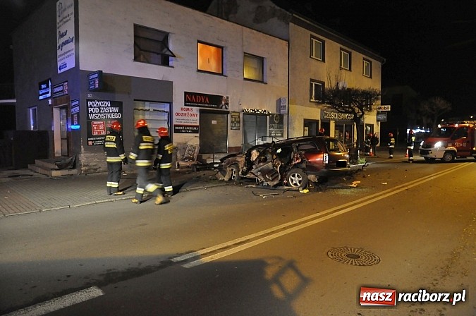 Zdjęcie w galerii na portalu naszraciborz.pl: Kierowca opla omegi uderzył w budynek na Opawskiej i zbiegł. Policja już go zatrzymała! wiadomości z regionu