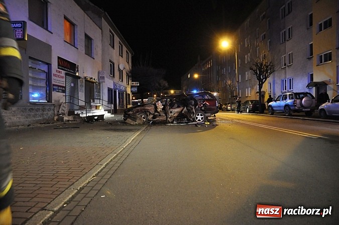 Zdjęcie w galerii na portalu naszraciborz.pl: Kierowca opla omegi uderzył w budynek na Opawskiej i zbiegł. Policja już go zatrzymała! wiadomości z regionu