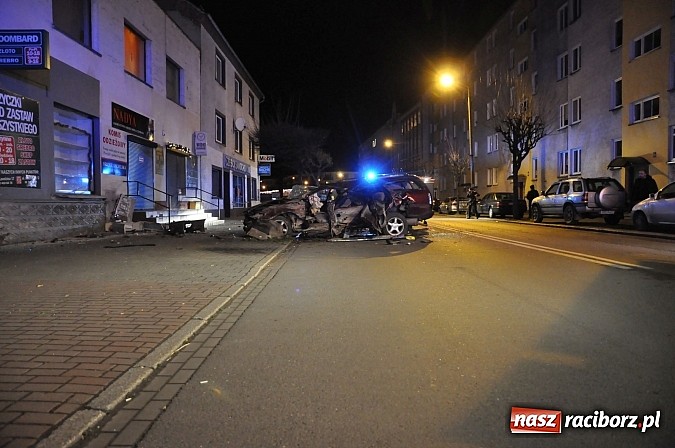 Zdjęcie w galerii na portalu naszraciborz.pl: Kierowca opla omegi uderzył w budynek na Opawskiej i zbiegł. Policja już go zatrzymała! wiadomości z regionu