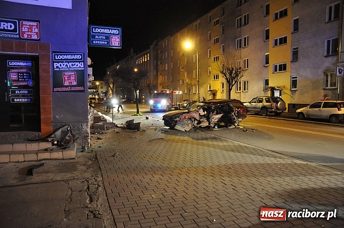 Zdjęcie w galerii na portalu naszraciborz.pl: Kierowca opla omegi uderzył w budynek na Opawskiej i zbiegł. Policja już go zatrzymała! wiadomości z regionu