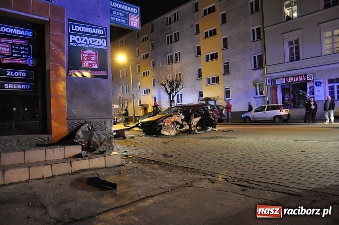 Zdjęcie w galerii na portalu naszraciborz.pl: Kierowca opla omegi uderzył w budynek na Opawskiej i zbiegł. Policja już go zatrzymała! wiadomości z regionu