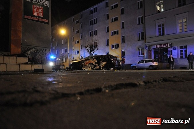 Zdjęcie w galerii na portalu naszraciborz.pl: Kierowca opla omegi uderzył w budynek na Opawskiej i zbiegł. Policja już go zatrzymała! wiadomości z regionu