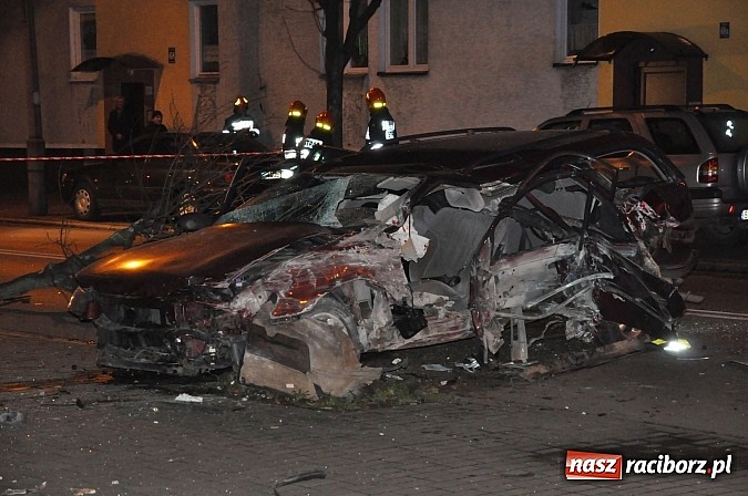 Zdjęcie w galerii na portalu naszraciborz.pl: Kierowca opla omegi uderzył w budynek na Opawskiej i zbiegł. Policja już go zatrzymała! wiadomości z regionu