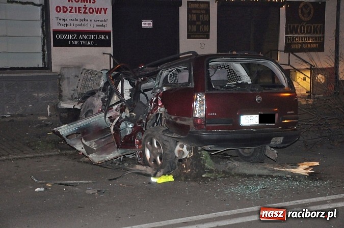 Zdjęcie w galerii na portalu naszraciborz.pl: Kierowca opla omegi uderzył w budynek na Opawskiej i zbiegł. Policja już go zatrzymała! wiadomości z regionu