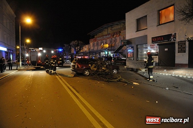 Zdjęcie w galerii na portalu naszraciborz.pl: Kierowca opla omegi uderzył w budynek na Opawskiej i zbiegł. Policja już go zatrzymała! wiadomości z regionu
