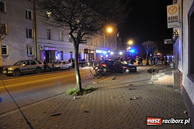 Zdjęcie w galerii na portalu naszraciborz.pl: Kierowca opla omegi uderzył w budynek na Opawskiej i zbiegł. Policja już go zatrzymała! wiadomości z regionu