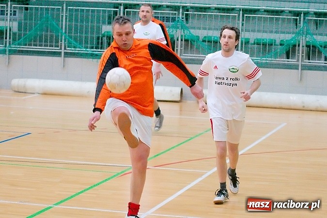 Zdjęcie w galerii na portalu naszraciborz.pl: Ćmy Barowe skosiły Piękny Trawnik. Nieudana pogoń BJK Group Team wiadomości z regionu