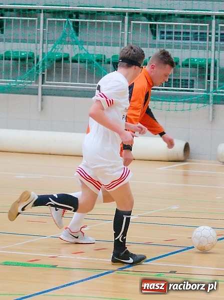 Zdjęcie w galerii na portalu naszraciborz.pl: Ćmy Barowe skosiły Piękny Trawnik. Nieudana pogoń BJK Group Team wiadomości z regionu