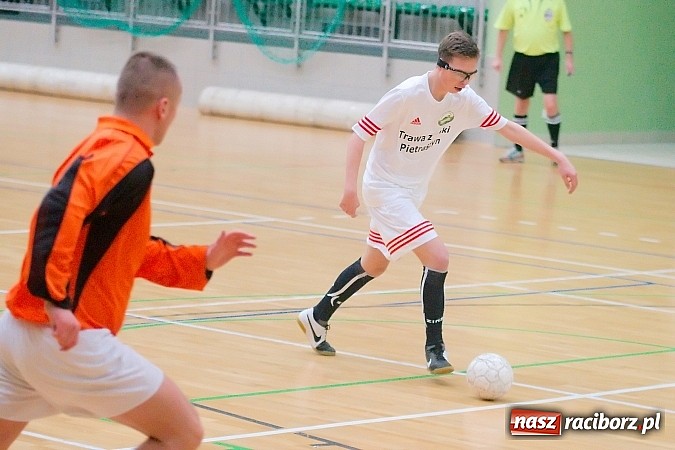 Zdjęcie w galerii na portalu naszraciborz.pl: Ćmy Barowe skosiły Piękny Trawnik. Nieudana pogoń BJK Group Team wiadomości z regionu