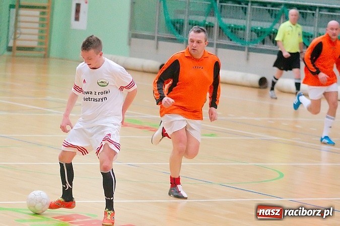 Zdjęcie w galerii na portalu naszraciborz.pl: Ćmy Barowe skosiły Piękny Trawnik. Nieudana pogoń BJK Group Team wiadomości z regionu