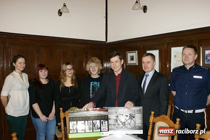 Zdjęcie w galerii na portalu naszraciborz.pl: I LO i raciborska drogówka wydały wspólnie kalendarz wiadomości z regionu