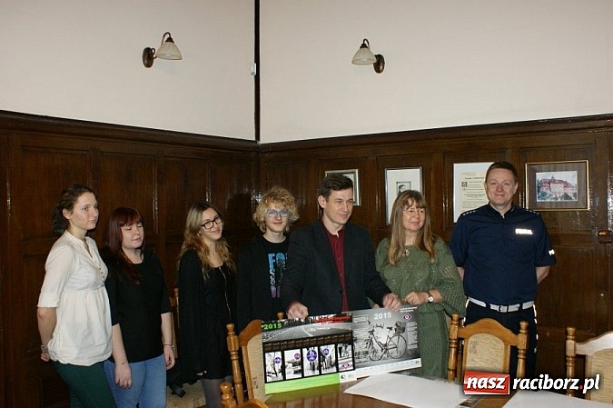 Zdjęcie w galerii na portalu naszraciborz.pl: I LO i raciborska drogówka wydały wspólnie kalendarz wiadomości z regionu