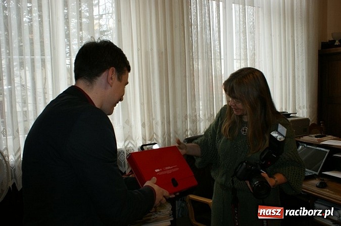 Zdjęcie w galerii na portalu naszraciborz.pl: I LO i raciborska drogówka wydały wspólnie kalendarz wiadomości z regionu